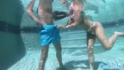 Sexo en la piscina bajo el agua