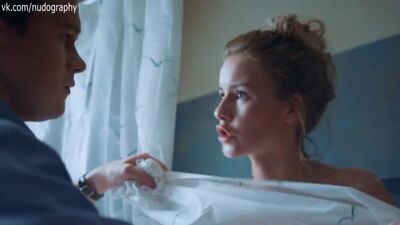 Irina Starshenbaum nue dans la série « Le toit du monde » (2016)
