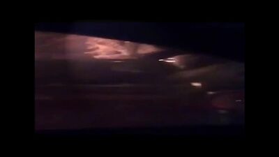 Die Menschen reißen voller Stolz die Aufkleber „OD Achinsk Autokanal“ ab