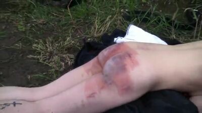Uma surra real e muito violenta a uma escrava sueca na floresta