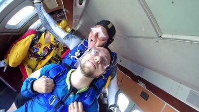 Salto em dupla de 4000 metros. Queda livre + paraquedas. Sente-te como um meteorito de Chelyabinsk!