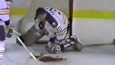 Il portiere Clint Malarchuk. Gli hanno reciso la vena giugulare e il sangue venoso scuro schizzava a spruzzi sul ghiaccio, mentre Clint si toglieva i guanti
