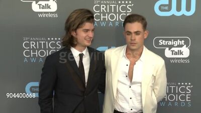 Dacre Montgomery i Joe Keery na czerwonym dywanie podczas gali „Critics Choice Awards 2018” [11.01.18]