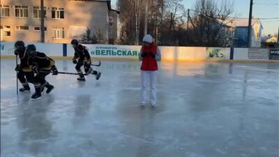 MUR-9 mit Evgenia Arbuzova, Galina Zvezdina und der Eishockeymannschaft „Muraschi“
