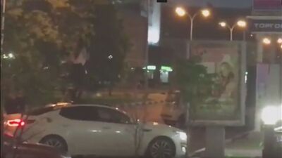 MULHER FAZ ESPETÁCULO ERÓTICO NO TETO DE UM CARRO ESTRANGEIRO NO CENTRO DE ULYANOVSK