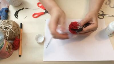 Жіптен жасалған кардинал. Өз қолыңызбен тегін құс жасаңыз