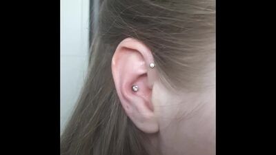 Piercing al conch. Artista: Zhanna Bazanova. Studio di tatuaggi Fox