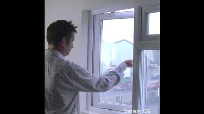 Dieses Glas wird innerhalb von Sekunden von transparent zu undurchsichtig