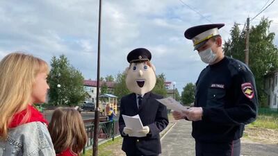 No distrito de Surgut, o agente de polícia Tio Stepa organizou a campanha «Quintal seguro – rua segura» para os jovens residentes