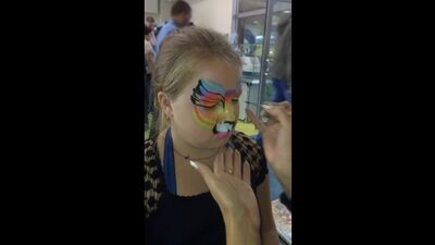 Video zum Thema Wasser-Schminken, Anleitung, Kurs: Schminken einer Maske eines ungewöhnlichen Tieres, Tigerkatze, Gesichtsbemalung