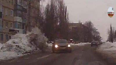 Acidente de trânsito em Yelets. Motorista de táxi e monte de neve