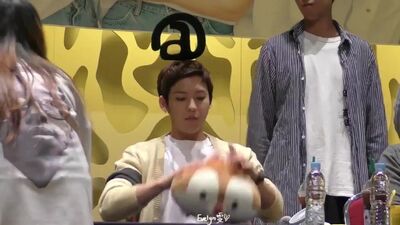 {FANCAM} 21.06.2018 - Minhyuk na sessão de autógrafos dos BTOB na YES24