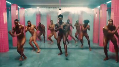 Negros desnudos haciendo flexiones en la ducha