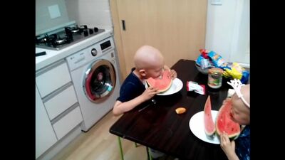 Ілюша з Раяночкою їдять кавун