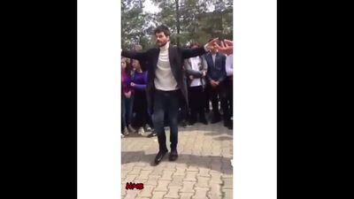 Il poeta Akinozyu (Miran Aslanbey) balla