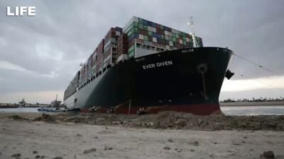 O porta-contentores Ever Given foi retirado do encalhe no Canal do Suez
