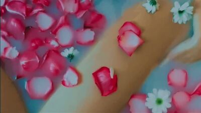Sesión de fotos en la bañera con rosas