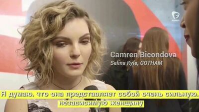 Kamren Bikondova accorde une interview lors de la première de « Batman v Superman »