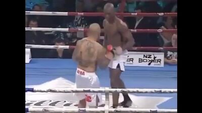 Israel Adesanya luta ao estilo de Roy Jones