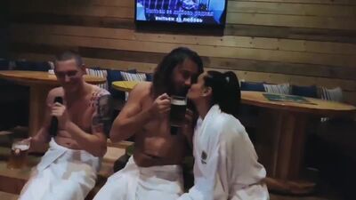 Właścicielka restauracji oraz Aiza wraz z mężem śpiewają w karaoke