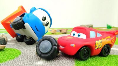 Вантажівка Льова та Блискавка Маквін! Відео про #МАШИНКИ для дітей. #Маквін вчить Льову Вантажівку ганяти
