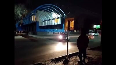 En Uliánovsk, unos adolescentes huyen de una persecución y por poco chocan contra un puente colgante