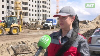 Avez-vous déjà entendu parler de la journée des grutiers ? Et avez-vous déjà vu qui se trouve à l'intérieur de la cabine ?