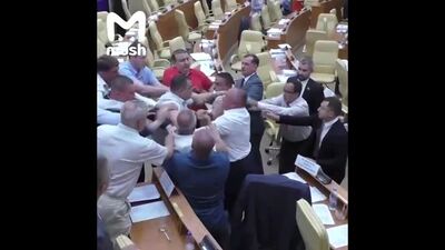 Pelea entre diputados del Partido Comunista de Rusia y de Rusia Unida en la Asamblea Legislativa de la región de Uliánovsk