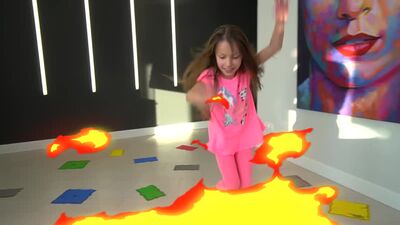 VIKI SHOW - O chão é o DESAFIO DA LAVA COM A MÃE em nossa casa Viki Show Novo vídeo