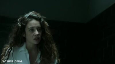 María Pedraza ha mostrato il seno per un selfie nella serie La casa di carta (Spagna, 2018)