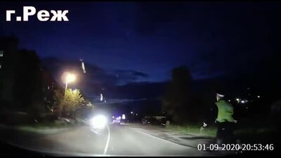 Um agente da polícia de trânsito corre atrás do carro de serviço