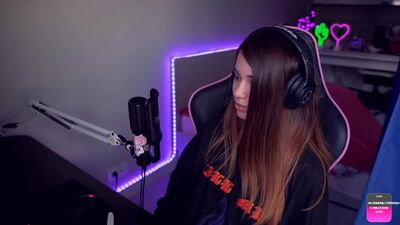 [Twitch Girls] YUUECHKA PARLE DE SA RUPTURE. POURQUOI YUUECHKA A-T-ELLE QUITTÉ SON PETIT AMI ?