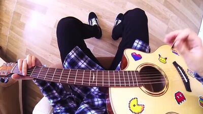 [Muzyk na antenie] „Poboleło i minęło” na gitarze (Hensy) (Jak grać, analiza i akordy BEZ BARRÉ) Lekcja wideo