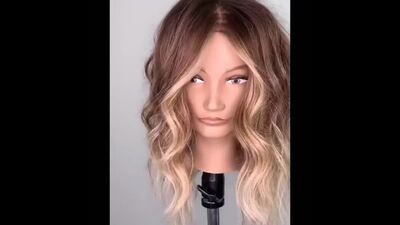 Ombré alla moda e ciocche schiarite sul viso con la tecnica del balayage