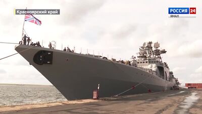 Au port de Dudinka, une file d'attente s'est formée parmi les personnes souhaitant participer à une visite guidée des navires de la Flotte du Nord