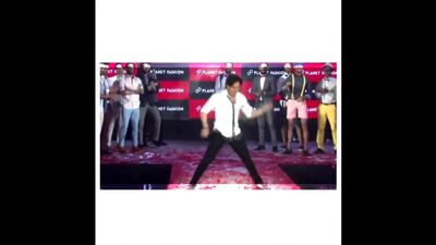 La prestation de Tiger Shroff sur #ZindagiAaRahaHoonMain lors de la présentation du nouveau #PlanetFashion \Tiger Shroff / Tiger Shroff et Team Tiger