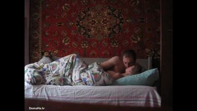 Boquete e sexo debaixo dos cobertores, sexo oral numa família soviética comum (HD 720, vídeo caseiro, posição 69, porno obsceno e pervertido, amantes do sexo, boquete em