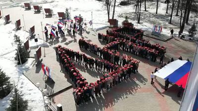 Los jóvenes de la República de Mari El interpretaron la canción popular «Katyusha» con motivo del 8.º aniversario de la proclamación del Estado soberano — la República Popular de Donetsk