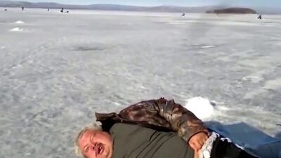 ★ Momentos engraçados na pesca! Pescador bêbado a dormir no gelo. Pesca de inverno. Hilariante