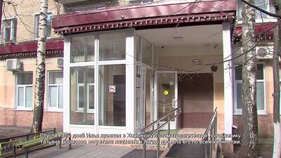 Los servicios médicos atienden a una persona herida en la explosión de gas ocurrida en Khimki. 7 de abril de 2021