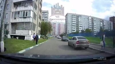 Дитячі ігри в Красноярську: цегла влучила у скло автомобіля