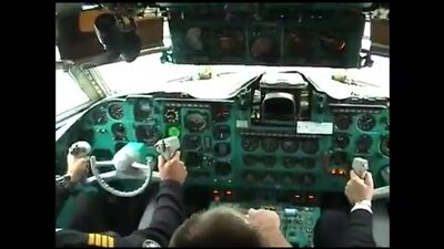 Die Landung des Flugzeugs Il-62 aus der Perspektive des Cockpits