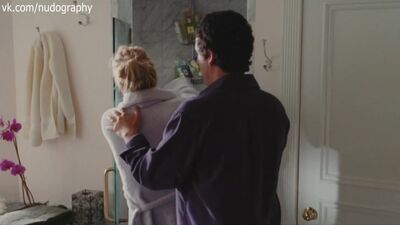 Теа Леони «Спэнглиш» (2004, режиссері Джеймс Л. Брукс) фильмінде жалаңаш күйде көрінеді