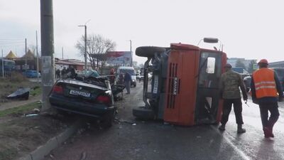 Acidente de trânsito. Um camião betoneira colidiu com um BMW. O momento do acidente