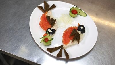 La colazione di papà: un'insalata a forma di uccellini