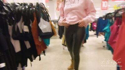 [ EllaKai ] Broche muito arriscado em público numa loja de roupa - Casal amador