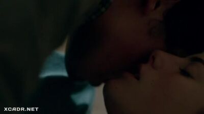 Kaya Scodelario, seins nus et scène de sexe dans la série « Youngbloods » (2015, Angleterre)
