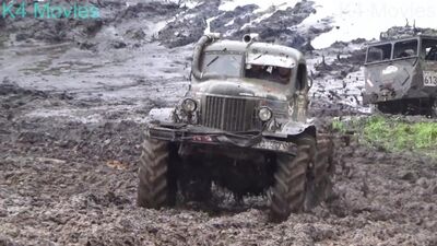 Мегагонки на вантажівках по багнюці!!!