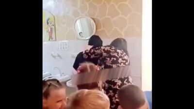 À Morozovsk, une enseignante a forcé une élève à se démaquiller (720p).mp4