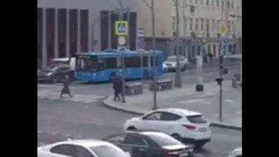 Im Zentrum von Moskau ist ein Auto in ein Gebäude gerast